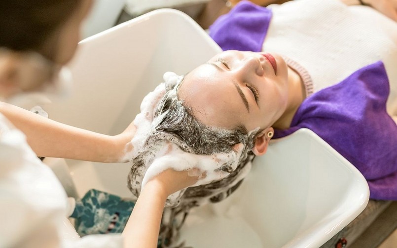 Dầu gội có tác dụng loại bỏ bụi bẩn và dầu thừa, nhưng nếu sử dụng thường xuyên hoặc chọn loại có chất tẩy mạnh, có thể làm mất lớp dầu tự nhiên bảo vệ da đầu.