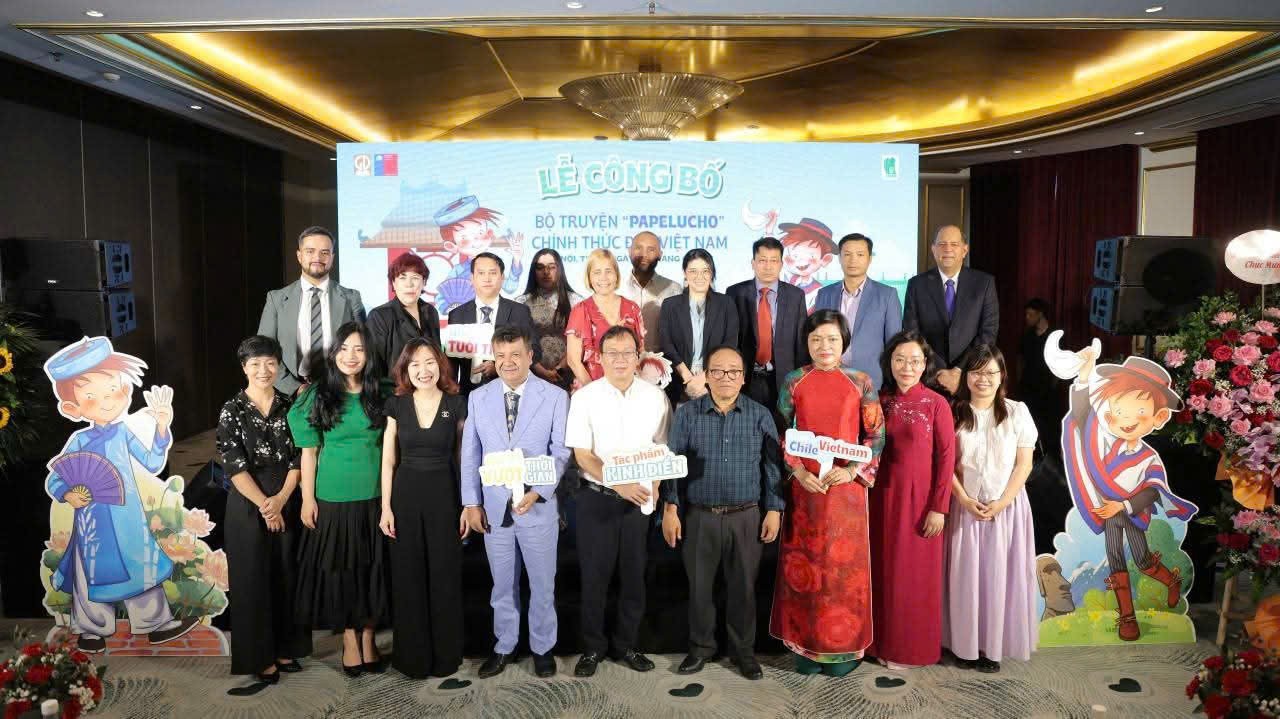 Các đại biểu tham dự buổi lễ chụp ảnh lưu niệm.