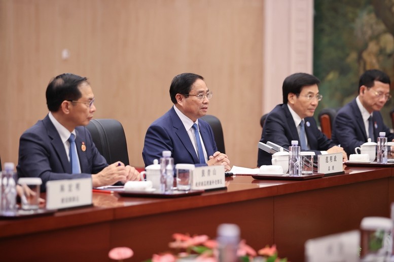 Thủ tướng Phạm Minh Chính đề nghị hai bên triển khai đồng bộ 3 tuyến đường sắt khổ tiêu chuẩn kết nối Việt Nam - Trung Quốc, trong đó, ưu tiên thúc đẩy khởi công xây dựng tuyến Lào Cai - Hà Nội - Hải Phòng trong tháng 12/2025 - Ảnh: VGP