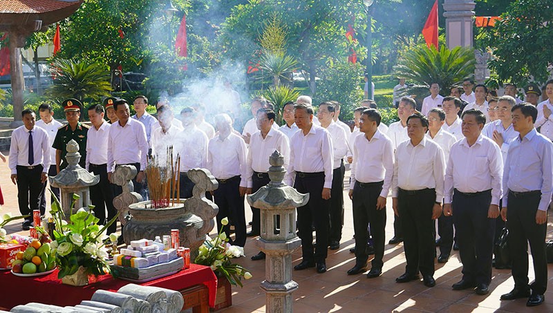 Đồng chí Tổng Bí thư Tô Lâm dâng hương tại Đền thờ Bác Hồ và các Anh hùng liệt sỹ tỉnh