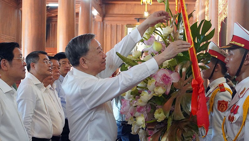 Đồng chí Tổng Bí thư Tô Lâm dâng hương tại Đền thờ Bác Hồ và các Anh hùng liệt sỹ tỉnh