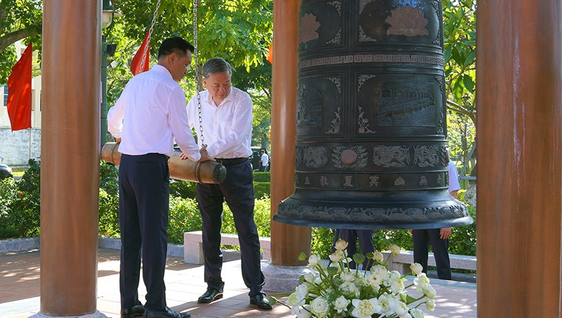 Đồng chí Tổng Bí thư Tô Lâm dâng hương tại Đền thờ Bác Hồ và các Anh hùng liệt sỹ tỉnh