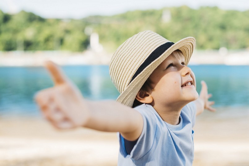 Ánh nắng mặt trời là nguồn cung cấp vitamin D tự nhiên dồi dào.