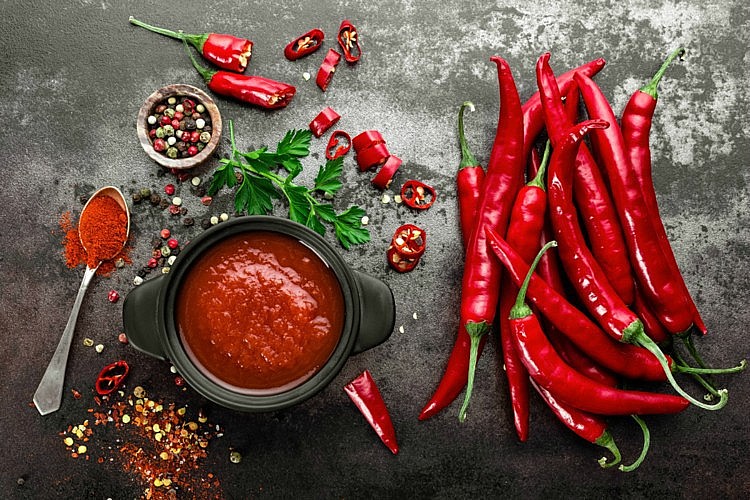 Các món ăn cay nóng có thể gây bỏng rát vùng da đang bị tổn thương, làm tăng cảm giác ngứa ngáy, khó chịu.
