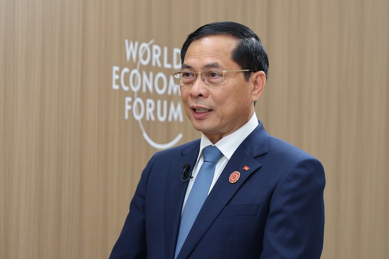 Phó Thủ tướng, Bộ trưởng Ngoại giao Bùi Thanh Sơn trả lời phỏng vấn về kết quả chuyến công tác tại Trung Quốc của Thủ tướng Chính phủ Phạm Minh Chính - Ảnh: VGP
