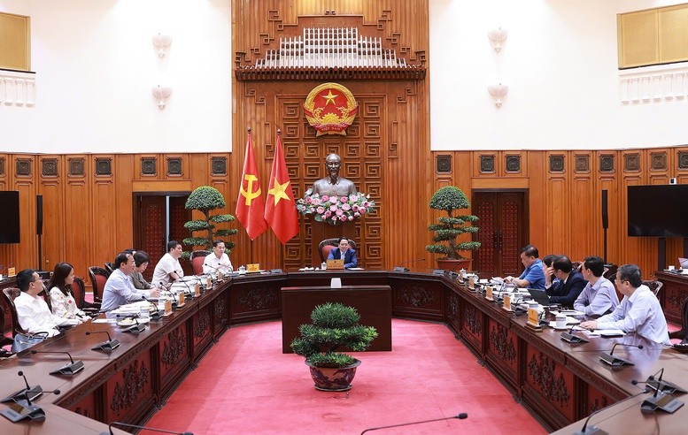 Theo Thủ tướng, với những vướng mắc về thể chế, pháp lý thì hai bên cùng đối thoại, lắng nghe để tìm ra phương án phù hợp, đáp ứng yêu cầu của cả hai bên; các cơ quan nghiên cứu sửa đổi theo thẩm quyền, nếu vượt thẩm quyền thì đề xuất cấp có thẩm quyền xem xét, quyết định - Ảnh: VGP