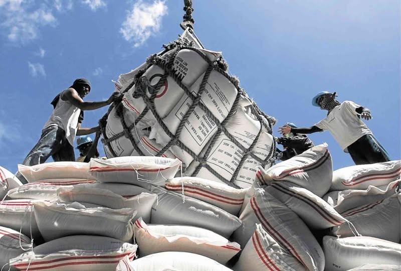 Nhập khẩu gạo Việt Nam tại cảng Surigao (Nguồn: Inquirer)