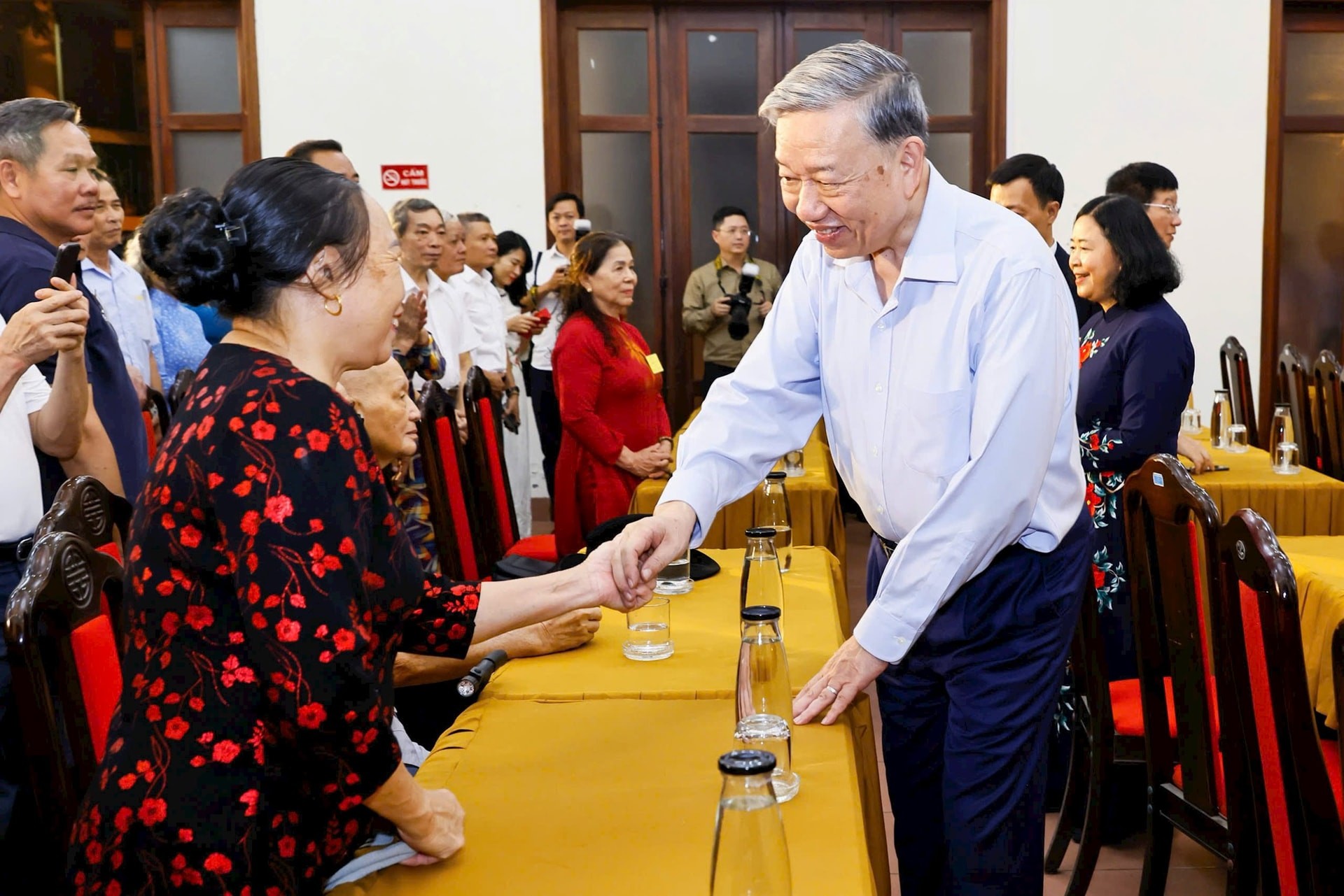  3 / 9  Tổng Bí thư Tô Lâm và bà con nhân dân phường Quán Thánh, quận Ba Đình. Ảnh: Quang Vinh.