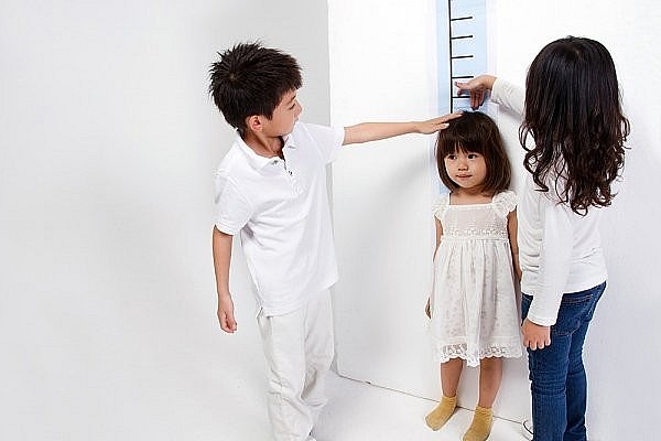 Ba giai đoạn vàng ảnh hưởng mạnh nhất tới chiều cao gồm: 1.000 ngày đầu đời (thai kì và hai năm đầu sau sinh), giai đoạn tiền học đường và giai đoạn dậy thì.
