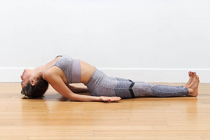 Matsyasana, hay còn gọi là tư thế con cá, là động tác giúp kéo giãn vùng cổ và ngực.