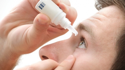 Những sai lầm phổ biến khi dùng thuốc nhỏ mắt