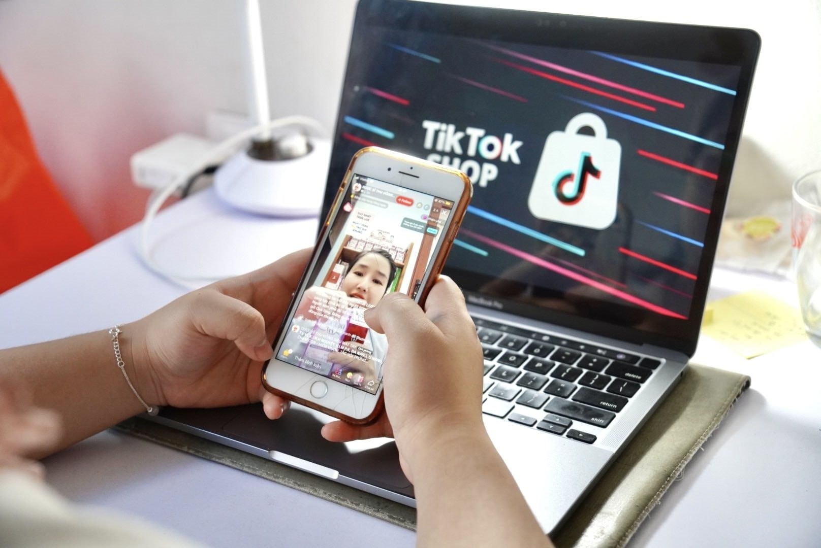Người tiêu dùng cần cẩn trọng khi mua hàng trên livestream. Ảnh: Ngọc Hà