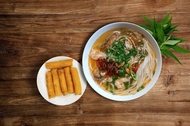 Là món ăn sáng quen thuộc của người dân địa phương, cháo canh Quảng Bình không chỉ là một món ăn mà còn là phần ký ức đậm đà của miền Trung nắng gió.