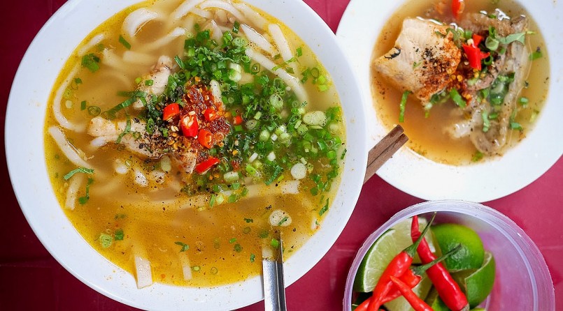 Nước dùng là linh hồn của cháo canh, chủ yếu ninh từ xương heo.