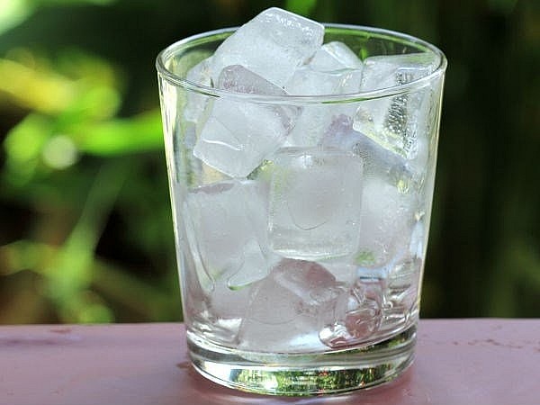 Nhiều người thích uống nước lạnh để tỉnh táo, nhưng đây là lựa chọn tồi tệ vào buổi sáng.