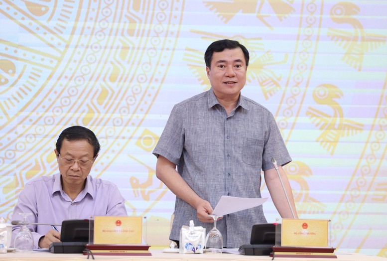Thứ trưởng Bộ Công Thương Nguyễn Sinh Nhật Tân cung cấp thông tin về việc về quản lý thuế đối với hoạt động thương mại điện tử - Ảnh: VGP