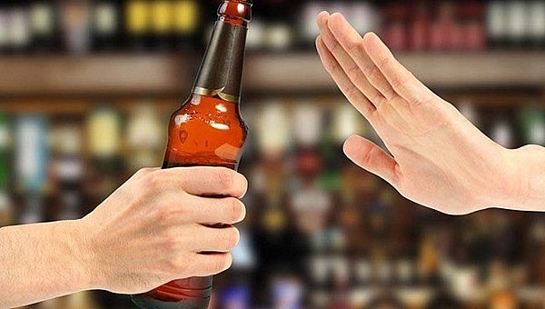 ống quá nhiều và kéo dài sẽ dẫn đến lạm dụng, nghiện và phụ thuộc rượu — kèm theo hàng loạt hệ lụy cho cơ thể.