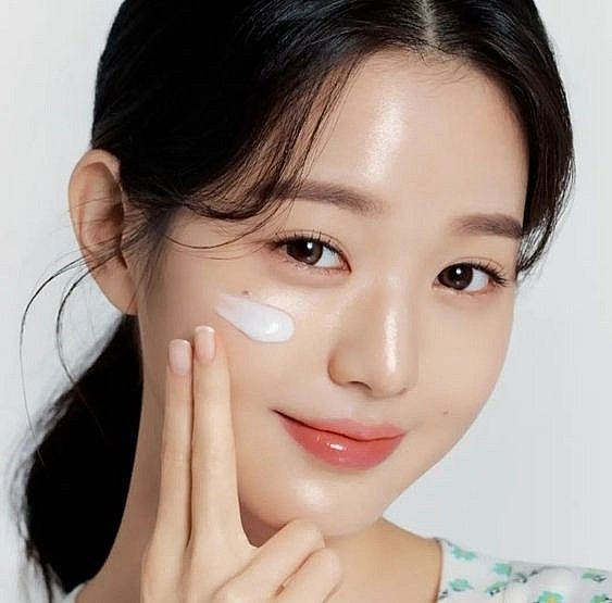 Ngoài việc thoa mỹ phẩm bên ngoài, bí quyết thật sự nằm ở việc nuôi dưỡng làn da từ sâu bên trong cơ thể. 