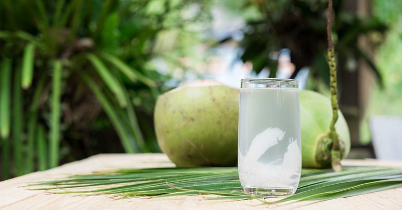 Nước dừa tươi giàu kali, magie và chất điện giải, giúp cân bằng độ ẩm cho tế bào da.
