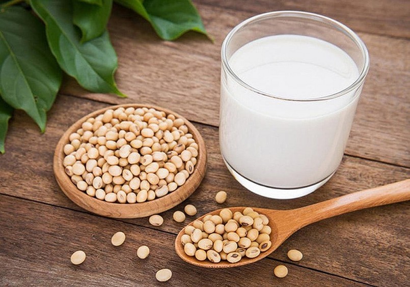 Chứa các axit béo omega-3 và omega-6, sữa đậu nành giúp làm chậm quá trình lão hóa da.
