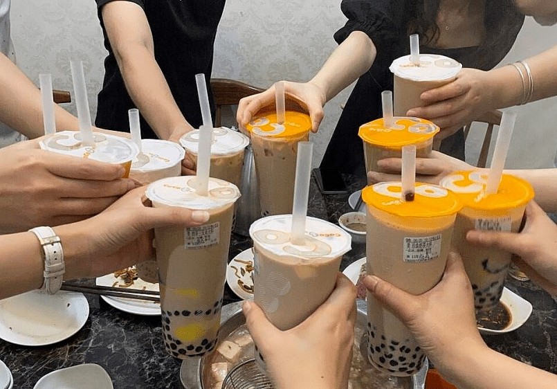 Không khó để bắt gặp những ly trà sữa đầy màu sắc xuất hiện khắp nơi, từ quán nước đến mạng xã hội.