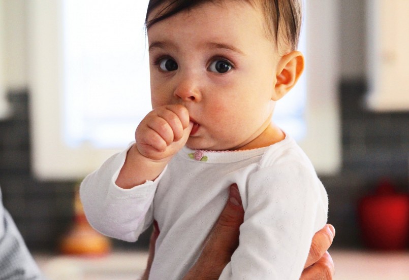Mút tay là hành động gặp ở phần lớn trẻ sơ sinh và trẻ nhỏ