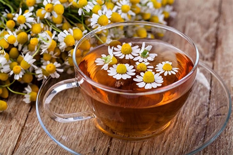 Trà hoa cúc chứa nhiều flavones – chất chống oxy hóa mạnh mẽ – giúp giảm cholesterol, ổn định huyết áp.