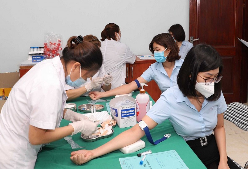 Khám sức khỏe cho lao động nữ.