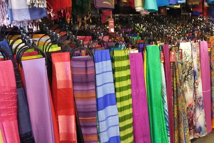Khăn lụa, áo vest “Made in Vietnam” ghi điểm tại Anh: Tín hiệu tích cực cho ngành phụ kiện thời trang