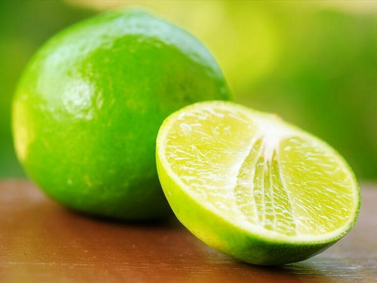Chuyên gia dinh dưỡng Holly Klamer (Mỹ) cảnh báo, tính axit cao của chanh có thể bào mòn men răng, tăng nguy cơ sâu răng.