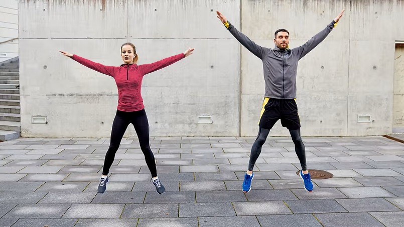 Jumping jack: Bài tập toàn thân đơn giản, giúp xương bả vai mở, cột sống thẳng, máu lưu thông nhanh.
