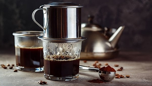 Cà phê phin – một nét văn hóa tiêu dùng độc đáo – đang được tái định vị như biểu tượng bản sắc Việt trong chiến lược xây dựng thương hiệu cà phê quốc gia.