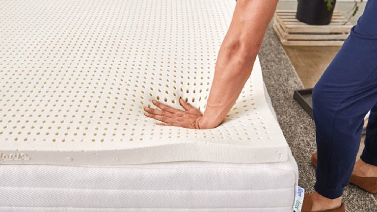 Nằm đệm đau lưng: Vì sao và cách khắc phục để ngủ ngon hơn