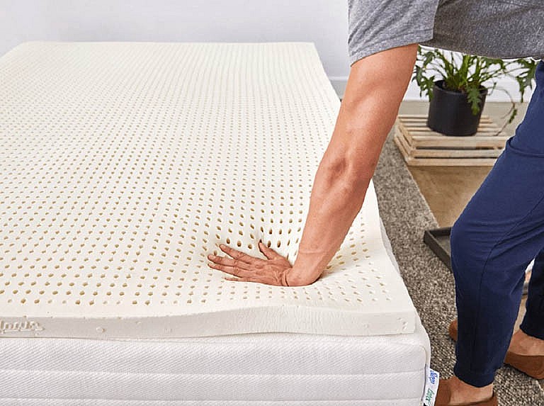 Chọn nệm có độ cứng vừa phải và hỗ trợ đường cong tự nhiên của lưng giúp giảm nguy cơ đau lưng.