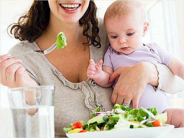 Mẹ bỉm sữa nên bắt đầu ăn kiêng giảm cân sau sinh một cách khoa học, đúng thời điểm để đảm bảo sức khỏe và nguồn sữa cho bé.