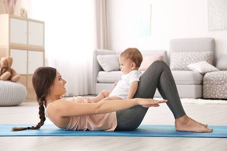 Tập luyện nhẹ nhàng như yoga, đi bộ, bài tập cơ sàn chậu giúp mẹ phục hồi sức khỏe, giảm cân bền vững sau sinh.