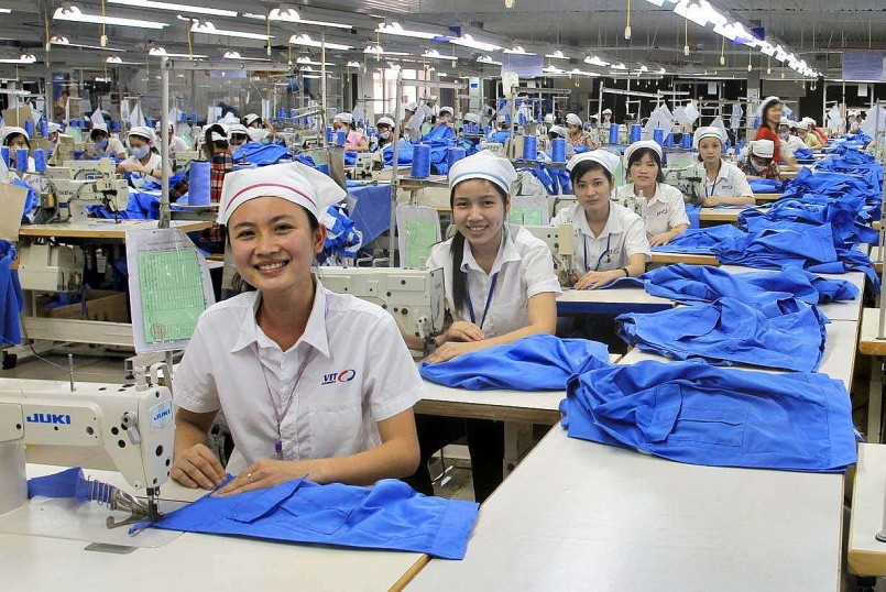 Công nhân may mặc làm việc trên dây chuyền sản xuất hàng xuất khẩu, góp phần nâng cao giá trị và sức cạnh tranh của sản phẩm Việt.