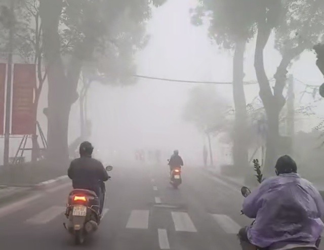 Cửa hàng xăng dầu thấp thỏm trước lệnh cấm xe máy xăng ở Vành đai 1