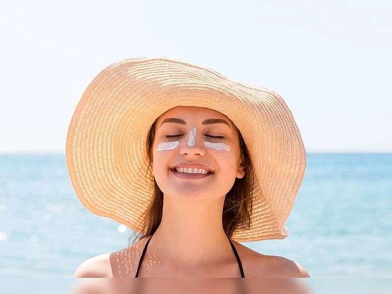 Chọn kem chống nắng phổ rộng, SPF ≥30, kháng nước tốt và thoa cho mọi vùng da hở.
