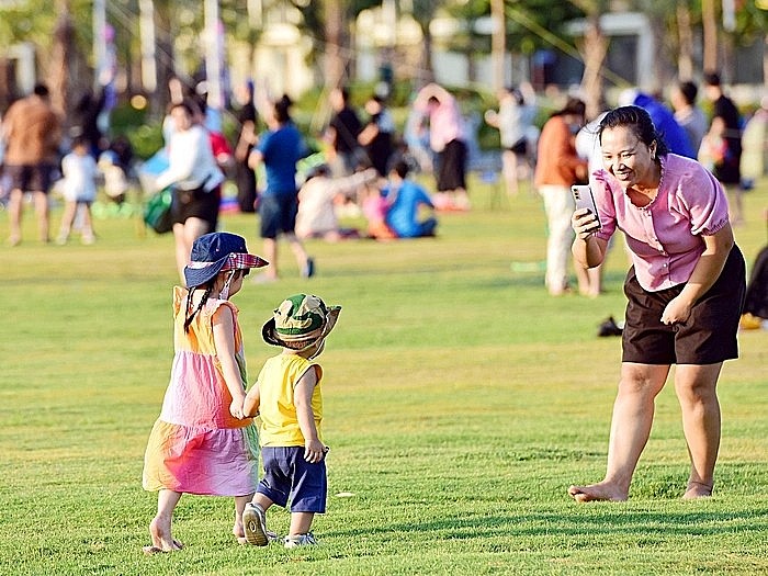 Chi hỗ trợ tiền mặt hoặc hiện vật cho phụ nữ sinh đủ 2 con, đặc biệt là sinh trước 35 tuổi.