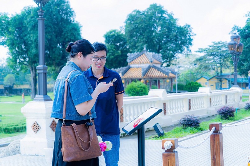 Du khách sử dụng mã QR để tiếp cận thông tin di sản tại Đại Nội Huế – một hình thức ứng dụng công nghệ đơn giản giúp lan tỏa giá trị văn hóa đến cộng đồng.