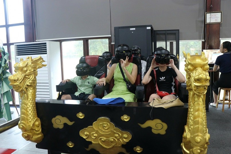 Du khách trải nghiệm thực tế ảo về triều Nguyễn tại Ngọ Môn (Huế) bằng kính AR hiện đại, kết hợp trình diễn nghi lễ cung đình.