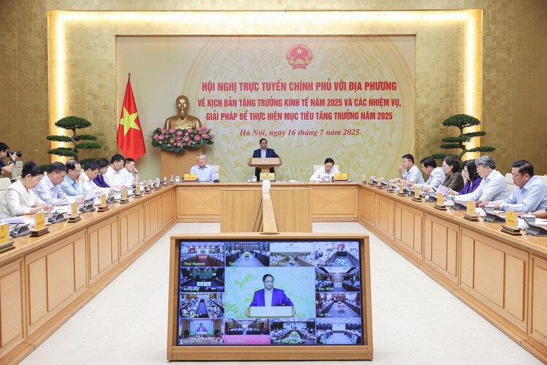 Thủ tướng mong các đại biểu nghiên cứu kỹ, đóng góp ý kiến để sau cuộc họp này, Chính phủ sẽ có một nghị quyết mới về giao chỉ tiêu tăng trưởng, điều hành kịch bản tăng trưởng thống nhất - Ảnh: VGP
