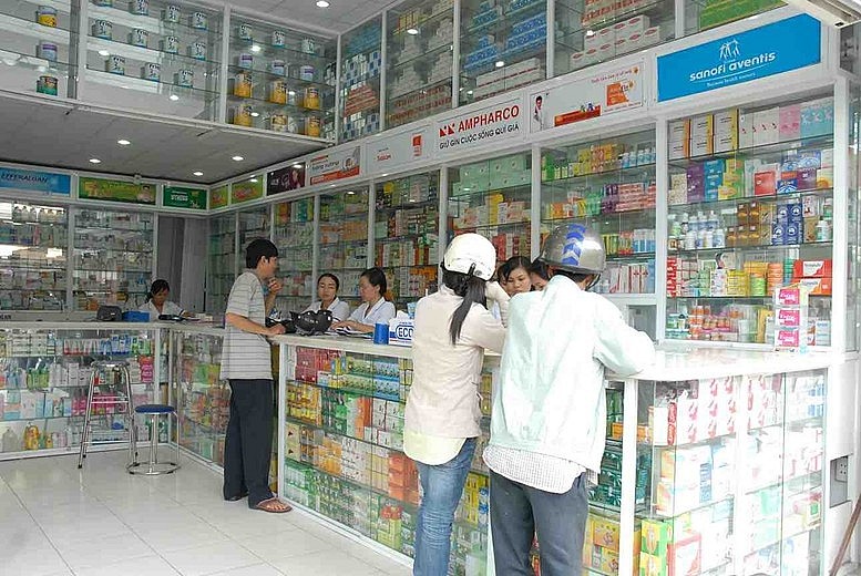 Người dân tự ý mua thuốc kháng sinh không kê đơn, phản ánh thói quen sử dụng thuốc tùy tiện tiềm ẩn nhiều rủi ro.