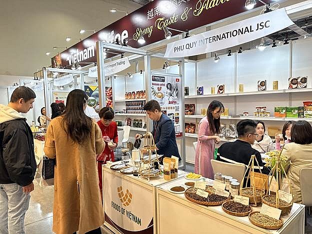 Doanh nghiệp giới thiệu cà phê đặc sản tại hội chợ quốc tế, kết hợp yếu tố văn hóa và trách nhiệm xã hội trong phát triển thương hiệu.