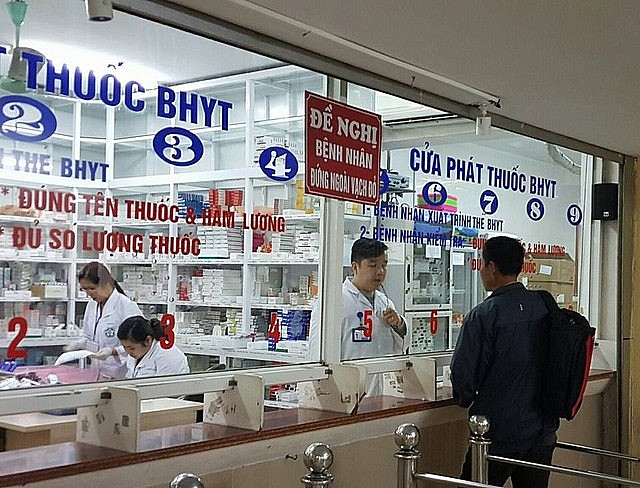 Dù có hiệu lực từ ngày 1/7, nhưng theo ghi nhận tại nhiều bệnh viện lớn như Bệnh viện Thống Nhất, Bệnh viện Nhân dân Gia Định, Bệnh viện Quận Bình Thạnh, đa số bệnh nhân mạn tính vẫn chỉ được kê đơn thuốc trong 28 ngày như cũ. 