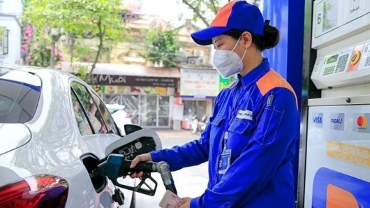 Giá xăng đồng loạt giảm, RON 95 về dưới 20.000 đồng/lít