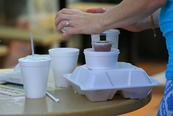 Đằng sau sự tiện lợi: Mối nguy từ đồ nhựa dùng một lần