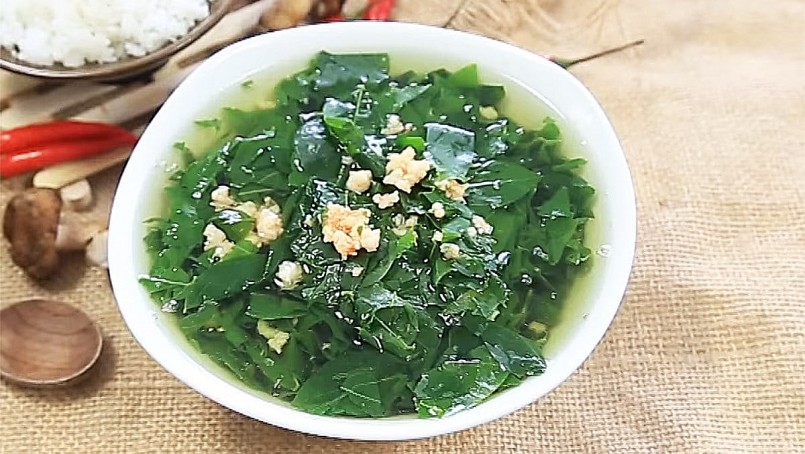 Rau ngót chứa Glucocorticoid, một hoạt chất có thể cản trở quá trình hấp thu canxi và phốt pho của cơ thể. 