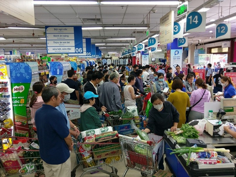 Nhiều người dân đổ xô mua hàng hóa thiết yếu tại siêu thị trước thông tin bão Wipha có thể ảnh hưởng đến đời sống sinh hoạt.